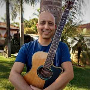 收聽Marcos Mathias的Um Centavo歌詞歌曲