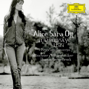 收聽Alice Sara Ott的Liszt: Piano Concerto No.1 in E flat, S.124 - 1. Allegro maestoso歌詞歌曲