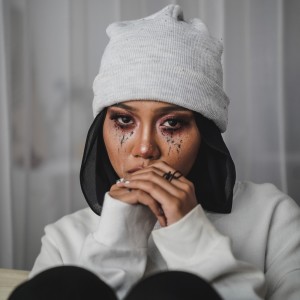 Dengarkan lagu Manusia Putus Asa nyanyian Ayuenstar dengan lirik