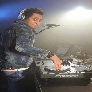 Dengarkan lagu انا تعبانه شكلي هولد nyanyian Ahmed Figo dengan lirik