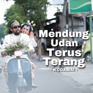 ดาวน์โหลดและฟังเพลง Mendung Udan Terus Terang พร้อมเนื้อเพลงจาก Kudamai