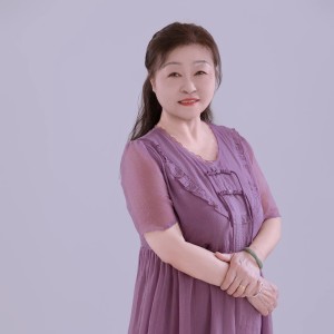 Listen to 再爱你一回【王秀玲缺男声】 (完整版) song with lyrics from 音乐走廊