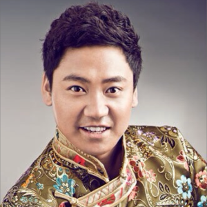 Dengarkan lagu 中国陀乡阿拉善 (完整版) nyanyian 泽旺多吉 dengan lirik