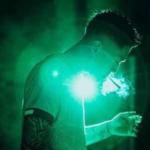 Dengarkan lagu パパパ (feat. Keito) nyanyian K dengan lirik