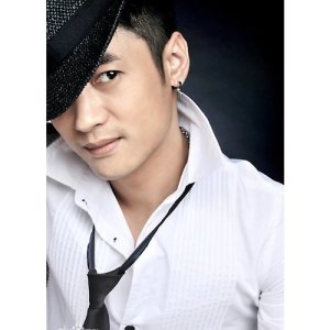 Listen to Ni Ba Zhen Xin Gei Le Shei song with lyrics from 陈咏
