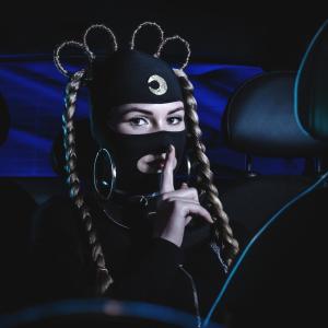 收聽Mendi Moon的Midnight Hours歌詞歌曲