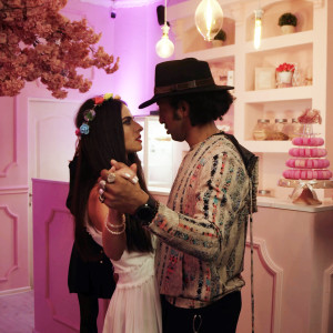 Dengarkan lagu Karamell nyanyian Kamara dengan lirik