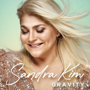 ดาวน์โหลดและฟังเพลง Gravity พร้อมเนื้อเพลงจาก Sandra Kim