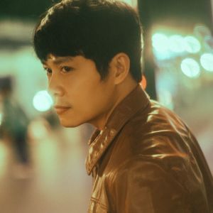 Dengarkan lagu Ở Lại Và Ra Đi nyanyian Nguyen Van Chung dengan lirik