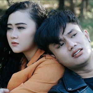 Listen to 12 Hara song with lyrics from Widhi Arjuna