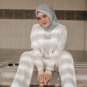 Listen to Akhir Tanpa Senyuman song with lyrics from MIRA PUTRI