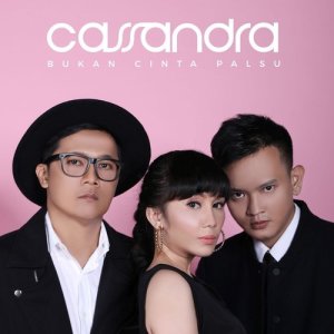 收听Cassandra的Bukan Cinta Palsu歌词歌曲