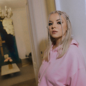 Listen to Vara nu se plânge song with lyrics from Delia Rus