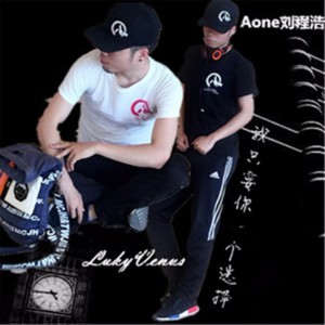 Dengarkan lagu 我只要你一个选择 (伴奏) nyanyian 刘程浩 dengan lirik