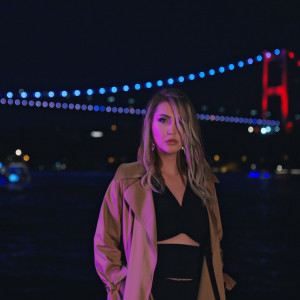 Listen to İstanbul Dinlesin song with lyrics from Nur Cennet
