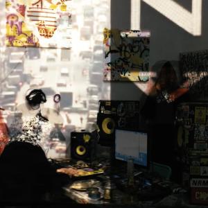 收聽Momz的De La Noche (feat. Remo Virogha) (Explicit)歌詞歌曲