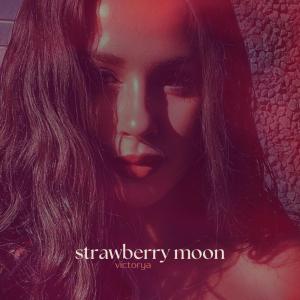 ดาวน์โหลดและฟังเพลง Strawberry Moon พร้อมเนื้อเพลงจาก Victorya