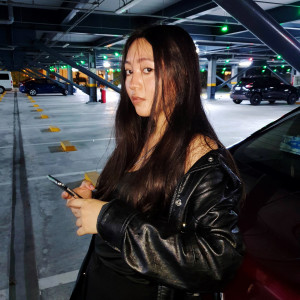 Dengarkan lagu Give In nyanyian Lux Leigh dengan lirik
