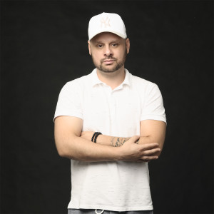 收聽Gino的Úgy nézel rám歌詞歌曲