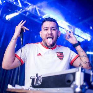 ดาวน์โหลดและฟังเพลง Passinho da Torcida do Flamengo พร้อมเนื้อเพลงจาก Quer Funk ? Então Toma !