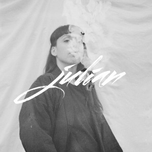 Dengarkan lagu Mourns You nyanyian Julian dengan lirik