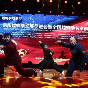 Listen to 朗朗乾坤 (完整版) song with lyrics from 盖永政