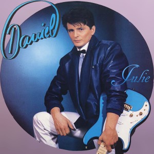 收聽Daniel的Julie歌詞歌曲