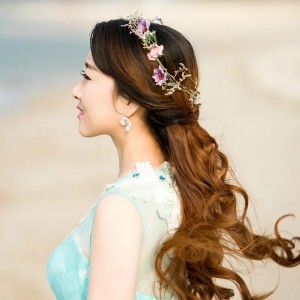 Listen to 花轿里的人 (cover: 闫丽丽) (完整版) song with lyrics from 丹羽