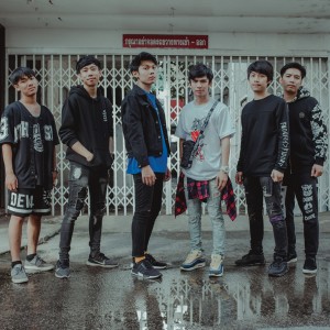 Dengarkan lagu เพลงเดิม nyanyian A LAST SECOND dengan lirik