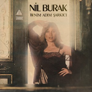 收聽Nil Burak的Senin Bulunmadığın Yerdeymiş Mutluluk歌詞歌曲