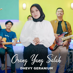 Dengarkan Orang Yang Salah lagu dari Dhevy Geranium dengan lirik