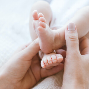 Dengarkan Lagu Nina Bobo Klasik lagu dari Tess & Tim - Bahasa Indonesia dengan lirik