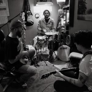 ดาวน์โหลดและฟังเพลง Unleaded พร้อมเนื้อเพลงจาก Horga