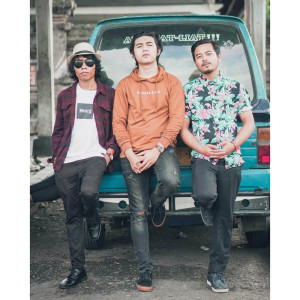 Dengarkan Terlanjur Sayang lagu dari Rocktober dengan lirik
