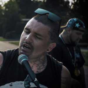 Listen to Un gars tout cassé song with lyrics from Thomas Argouin