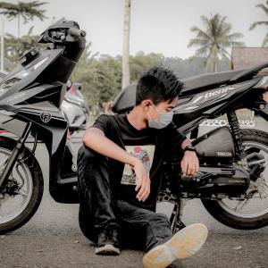 ดาวน์โหลดและฟังเพลง Nglarung Tresna พร้อมเนื้อเพลงจาก Kkz D Blg