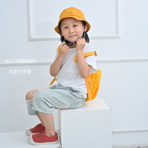 Dengarkan lagu 世上只有妈妈好 nyanyian 北京王子萱 dengan lirik