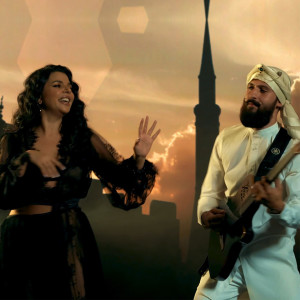 Dengarkan Moda Femeilor lagu dari Laura Bruma dengan lirik