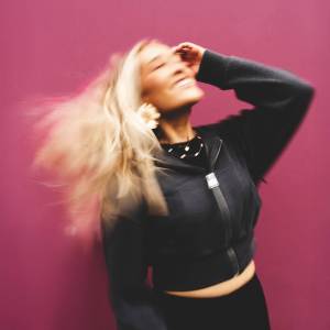 ดาวน์โหลดและฟังเพลง Need Your Love พร้อมเนื้อเพลงจาก Hollie Gautiér