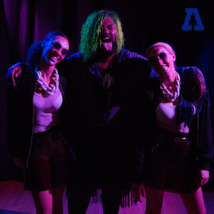 ดาวน์โหลดและฟังเพลง Up & Down (Audiotree Live Version) พร้อมเนื้อเพลงจาก Tunde Olaniran