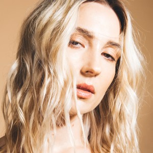 ดาวน์โหลดและฟังเพลง Cocktail Bar (Explicit) พร้อมเนื้อเพลงจาก Ali Barter