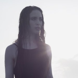 ดาวน์โหลดและฟังเพลง Falling พร้อมเนื้อเพลงจาก Tali Rubinstein