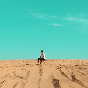 Listen to הוציאה ממסגר song with lyrics from רג'ה