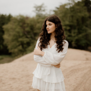 Listen to Bez Tebe song with lyrics from Laura