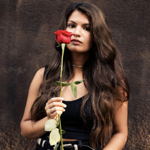ดาวน์โหลดและฟังเพลง January พร้อมเนื้อเพลงจาก Mia Sharma