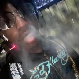 收聽teccagotmotion的i smoke too much (Explicit)歌詞歌曲