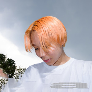 Dengarkan me and the world lagu dari aryy dengan lirik