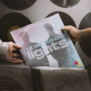 ดาวน์โหลดและฟังเพลง Lights พร้อมเนื้อเพลงจาก Le Dib