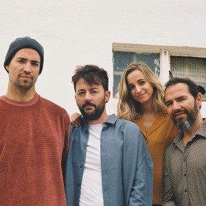 ดาวน์โหลดและฟังเพลง Ferðast 20 พร้อมเนื้อเพลงจาก Intana