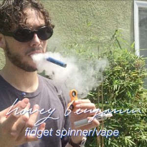 ดาวน์โหลดและฟังเพลง Fidget Spinner / Vape (Explicit) พร้อมเนื้อเพลงจาก Hovey Benjamin